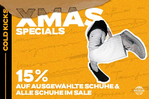 Werbebanner von skatedeluxe mit „XMAS Specials“-Schriftzug, Skateboarder in Aktion und Hinweis auf 15 % Rabatt auf ausgewählte Schuhe und alle Schuhe im Sale, orangefarbener Hintergrund, links „COLD KICKS“, unten rechts skatedeluxe-Logo.