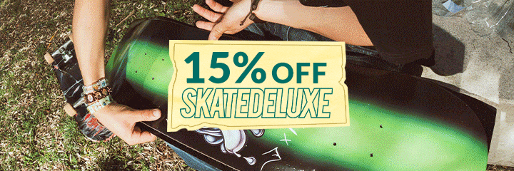 Animierter Promo-Banner von skatedeluxe: Im Hintergrund schraubt eine Person im Freien an einem grünen Skateboarddeck, im Vordergrund zeigt ein gelbes Ticket den Text „15% OFF SKATEDELUXE“ als Hinweis auf eine 15-%-Rabattaktion.