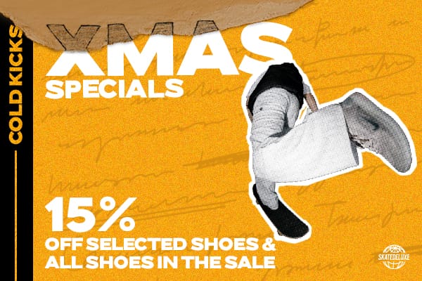 Werbebanner von skatedeluxe mit „XMAS Specials“-Schriftzug, Skateboarder in Aktion und Hinweis auf 15 % Rabatt auf ausgewählte Schuhe und alle Schuhe im Sale, orangefarbener Hintergrund, links „COLD KICKS“, unten rechts skatedeluxe-Logo.