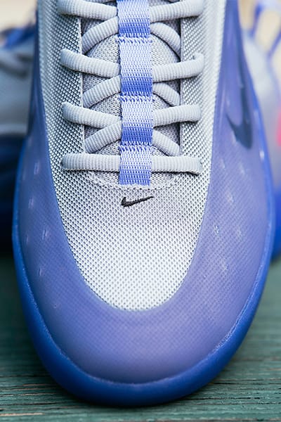 Topdown detail view of the Nike SB Nyjah 4 in grey-purple, with the focus on the lacing