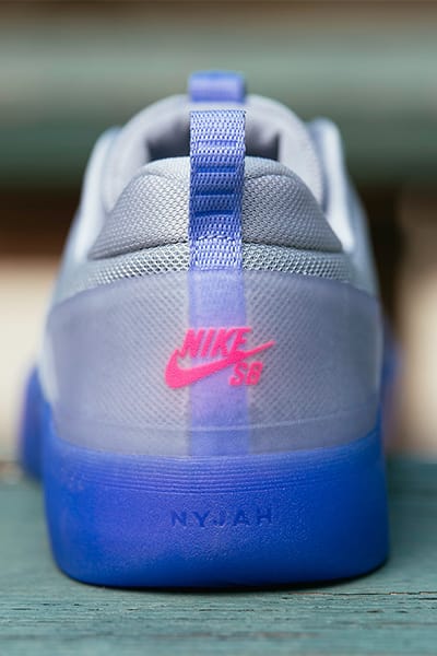 detail view from the back of the Nike SB Nyjah 4 in grey-purple, focus on the Nike SB branding