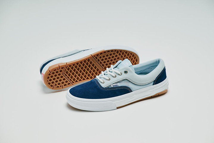 Un paio di Vans Skate Era Vulc blu e bianche, mostrato dall&rsquo;alto e dal basso con suola a nido d&rsquo;ape marrone.