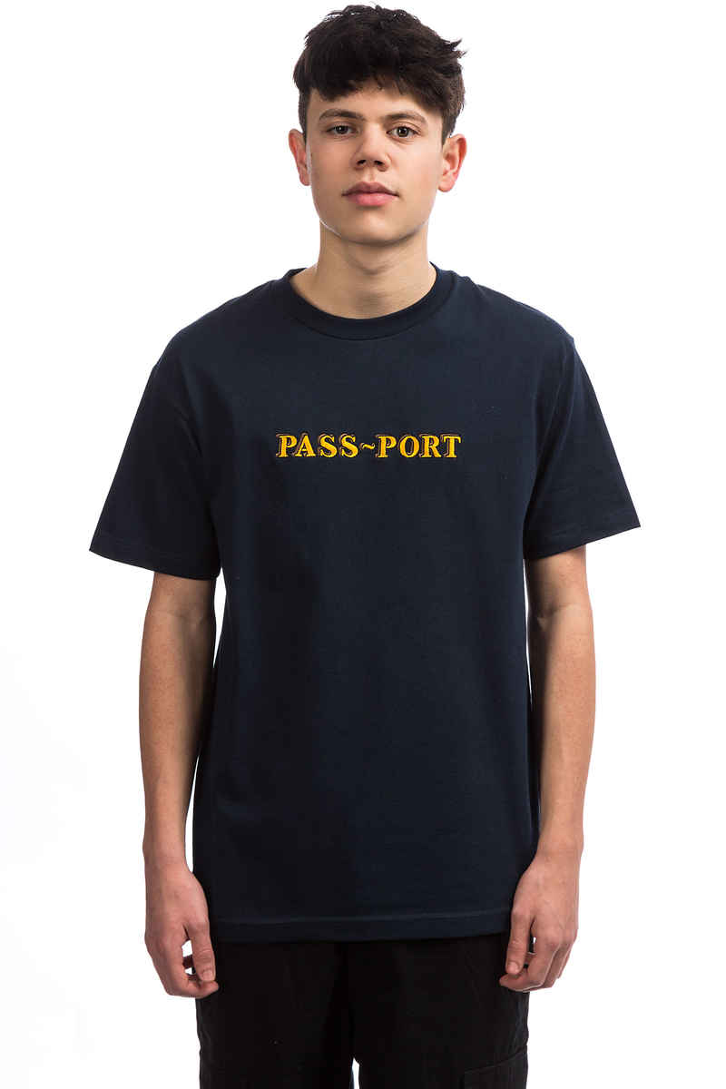 Passport Solid Bar Embroidery Camiseta (navy)