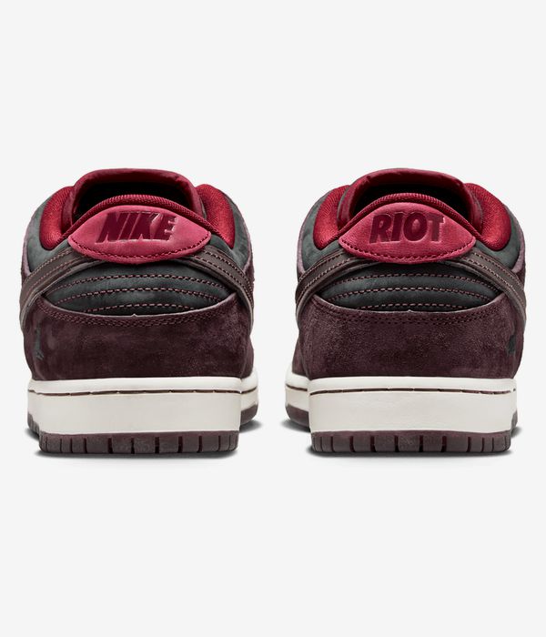 Nike SB x Riot Skateshop Dunk Low Pro Shoes (night maroon)