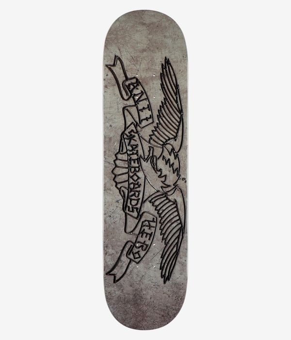 Planche de skateboard « Anti Hero Treasure Island Eagle » 8,25 pouces, vue de dessous complète — face inférieure gris patiné avec un graphisme audacieux représentant un aigle noir inspiré des tatouages et une banderole ondulée portant l’inscription « Antihero ». Image studio nette ; fond blanc.