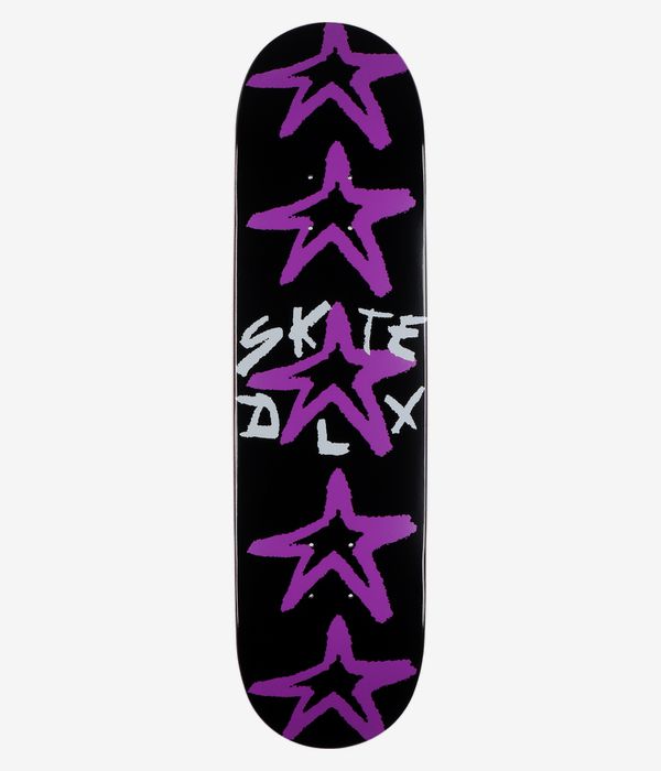 Planche de skateboard « Star Short » 8,375" de Skatedeluxe, vue de dessous complète — face inférieure noire de la planche ornée d’un motif répétitif d’étoiles violettes aux bords irréguliers et du texte « Skate Dlx » en style graffiti blanc, centré verticalement. Image studio nette ; fond blanc.