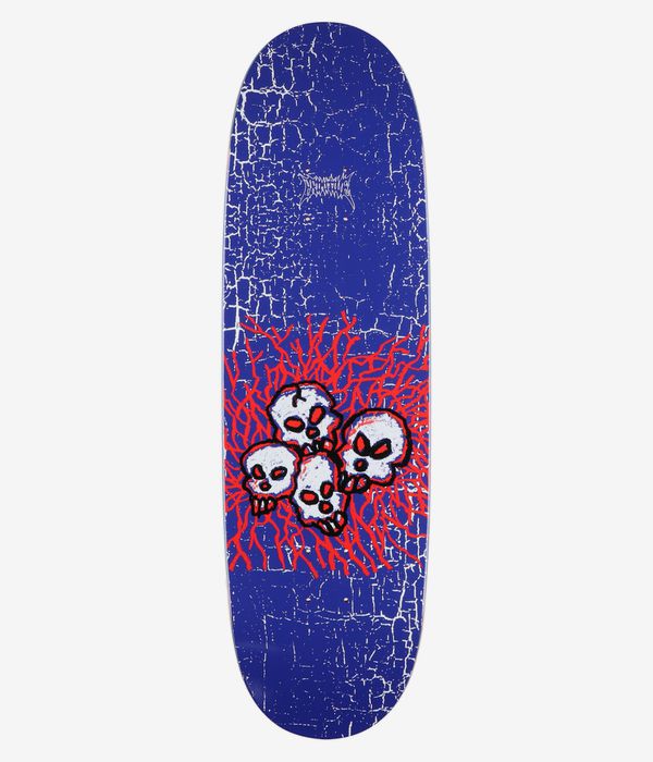„Primitive Villani Brainwash“ 9,125"-Skateboard-Deck, Ansicht von unten: tiefblaues Deck mit einer Gruppe aus fünf weißen Comic-Totenköpfen mit roten Augen und schwarzen Konturen in der Mitte, die sich von einem roten, verzweigten Motiv abheben; klares Studiobild, weißer Hintergrund.