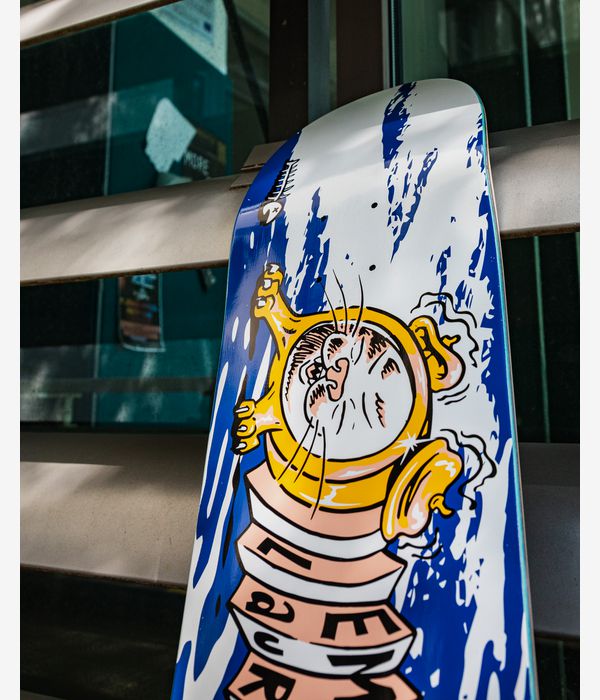 Image illustrant le style de vie de la planche de skateboard « Polar Laurent Accordion Dog » de 8,375", avec un fond bleu intense, un personnage de dessin animé représentant un réveil en jaune au centre et des bannières superposées de couleur rosâtre formant le mot « POLDER » ; coups de pinceau blancs, contours noirs.