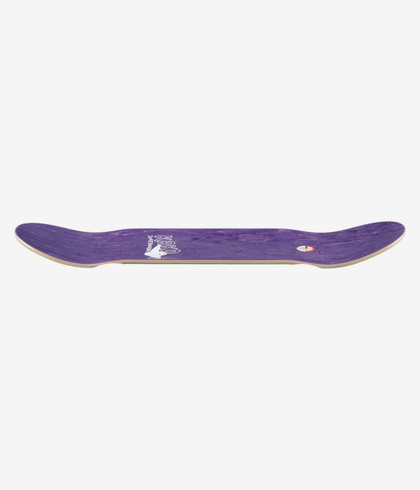 Krooked Kamo Wheel Wells 9"-Skateboard-Deck, Profilansicht in voller Länge, die die Konkavität mit nach oben gebogener Nose und Tail zeigt; violett lackierte Oberseite mit sichtbaren Holzschichten an den Kanten und kleinem weißem Logo; klares Studiofoto; weißer Hintergrund.