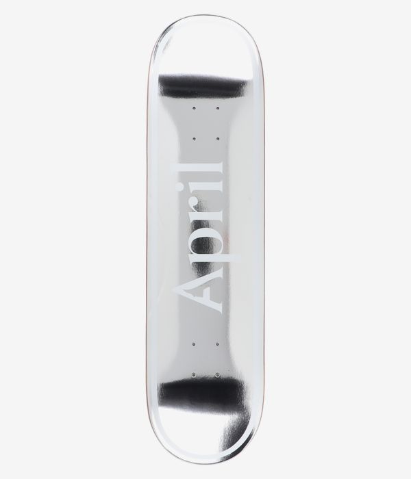 „April OG Logo“ 8,5-Zoll-Skateboard-Deck, Ansicht von unten: reflektierendes silbermetallisches Deck mit großem vertikalem weißem „April“-Logo in Typografie-Schrift in der Mitte; glatte Oberfläche. Klares Studiofoto; weißer Hintergrund.
