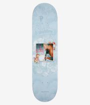 „Primitive x Sublime Rhythm“ 8-Zoll-Skateboard-Deck, Ansicht von unten: hellblaues Deck mit Farbverlauf, in der Mitte ein Vintage-Fotoporträt, umrahmt von weißen Blumenillustrationen und rosa-grünen Rosen, mit einem „Sublime“-Banner und kleinem „Primitive“-Schriftzug. Klares Studiobild; weißer Hintergrund.