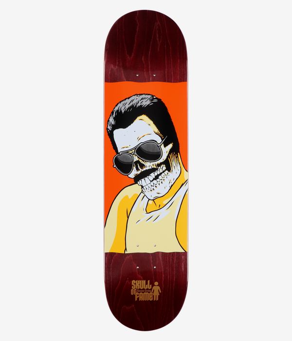 Girl Geering „Skull Of Fame“ 8,125" Skateboard-Deck, Ansicht von unten: rot gebeizte Enden mit auffälligem orangefarbenem Motiv in der Mitte, das eine Cartoon-Figur mit Totenkopfgesicht, grauer Sonnenbrille und gelbem Tanktop zeigt; goldenes „Skull Of Fame“-Logo im unteren Bereich. Sauberes Studiobild; weißer Hintergrund.