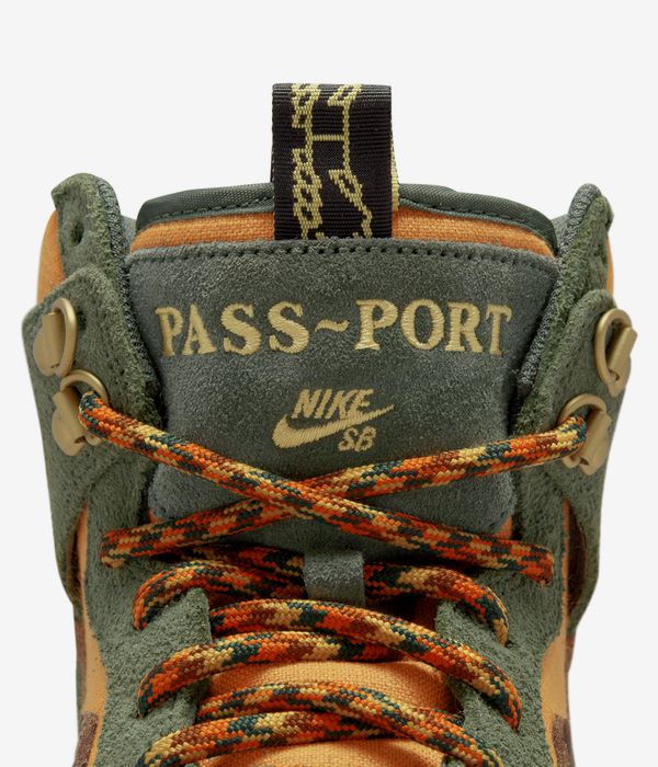 Nike SB x Passport Dunk High Pro Shoes (carbon green cider)