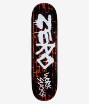 „Zero Work Sucks“ – Neuauflage nach 30 Jahren, 8,5-Zoll-Skateboard-Deck, Ansicht von unten: schwarze Deckunterseite mit vertikalem, weißem Schriftzug im Graffiti-Stil „Work Sucks“ vor einem orangefarbenen Hintergrund im Ziegelraster-Design. Sauberes Studiofoto; weißer Hintergrund.