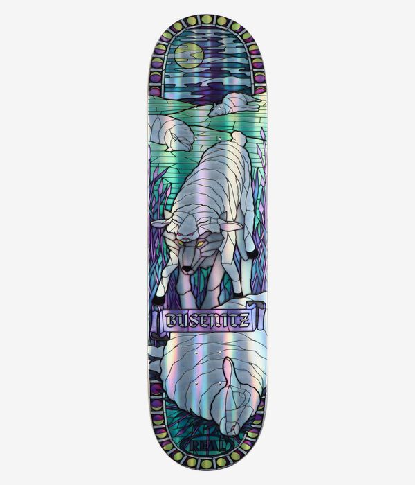 Planche de skateboard « Real Busenitz Holographic Cathedral » de 8,38 pouces, vue complète du dessous montrant une face inférieure holographique multicolore avec une scène illustrée représentant des moutons dans un vitrail, des motifs de lune et de roseaux, ainsi que les inscriptions « BUSENITZ » et « REAL ». Image studio nette ; fond blanc.