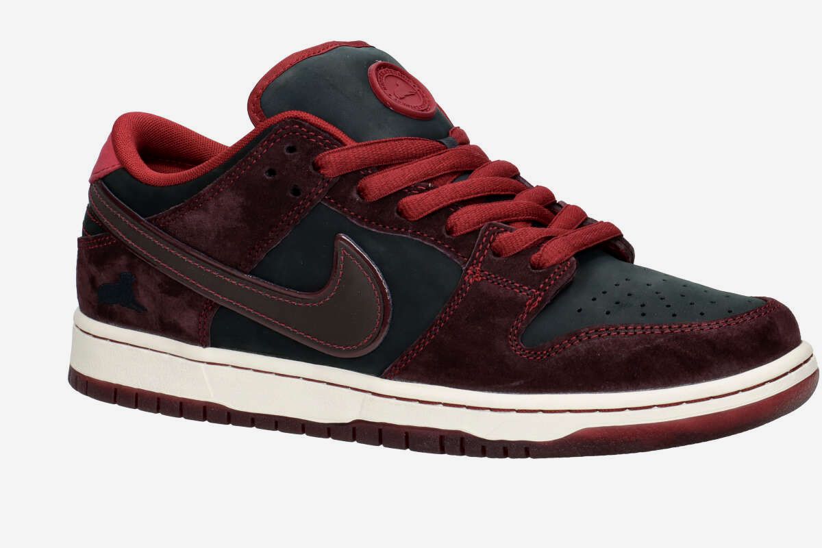 Nike SB x Riot Skateshop Dunk Low Pro Shoes (night maroon)