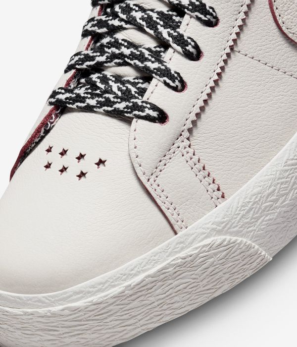 Nike SB x Welcome Madrid Zoom Blazer Mid Schuh (sail dark beetroot white)