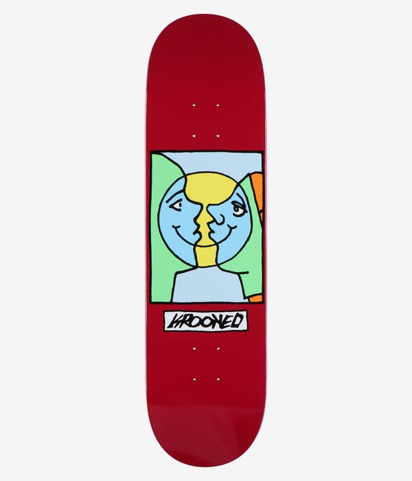 Krooked Moonsmile Easy Rider 8,25"-Skateboard-Deck, Ansicht von unten: einheitlich rote Deckunterseite mit einem mittig angeordneten Cartoon-Motiv, das zwei spiegelbildlich angeordnete hellblaue, lächelnde Gesichter zeigt, sowie grüne und orangefarbene Akzente und ein weißes „Krooked“-Logo in einem Rahmen. Klares Studiobild; weißer Hintergrund