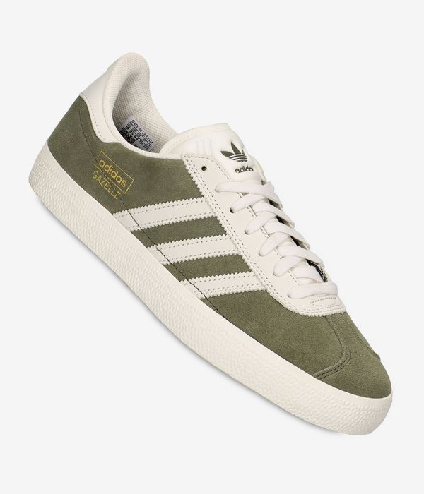 adidas Skateboarding Gazelle ADV Schuh (olive strata chalk white gold)