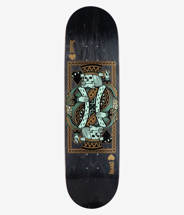 Creature Heshking Twin 8,5"-Skateboard-Deck, Ansicht von unten: schwarz gebeiztes Deck mit großem, türkisfarbenem und goldenem, spiegelbildlich dargestelltem Skelett-König-Motiv, umrahmt von einer verzierten goldenen Bordüre, sowie goldenem „CREATURE“-Schriftzug am Tail. Klares Studiobild; weißer Hintergrund