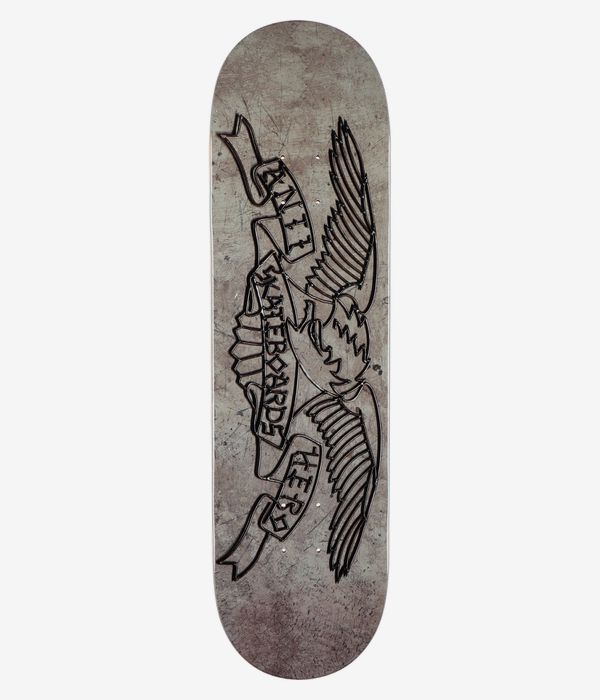 Planche de skateboard « Anti Hero Treasure Island Eagle » 8,5 pouces, vue de dessous : planche grise texturée ornée d'un grand aigle de style vintage aux contours noirs et d'une banderole portant l'inscription « Treasure Island » centrée ; image studio nette ; fond blanc