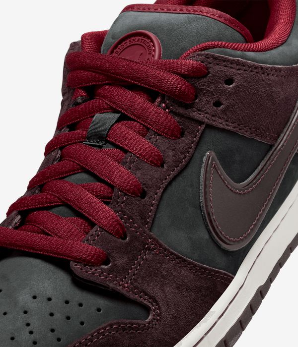 Nike SB x Riot Skateshop Dunk Low Pro Shoes (night maroon)