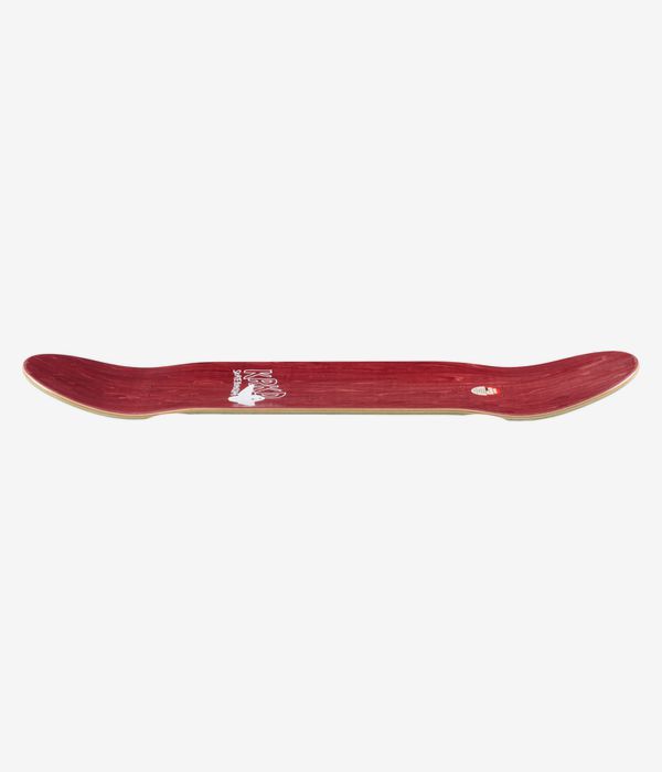 Krooked Kamo Wheel Wells 8,5"-Skateboard-Deck, Profilansicht in voller Länge mit Concave, Nose und Tail; Deckoberfläche überwiegend rot mit sichtbarer Kante aus Holzfurnier. Sauberes Studiofoto; weißer Hintergrund.