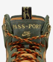 Nike SB x Passport Dunk High Pro Schuh (carbon green cider)
