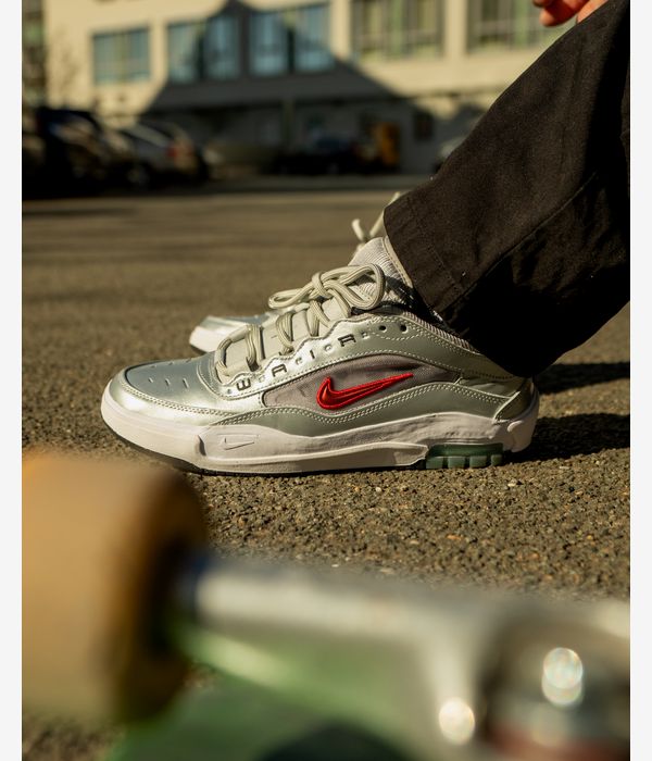 Nike SB Air Max Ishod 2 Scarpa (metallic silver versity red)