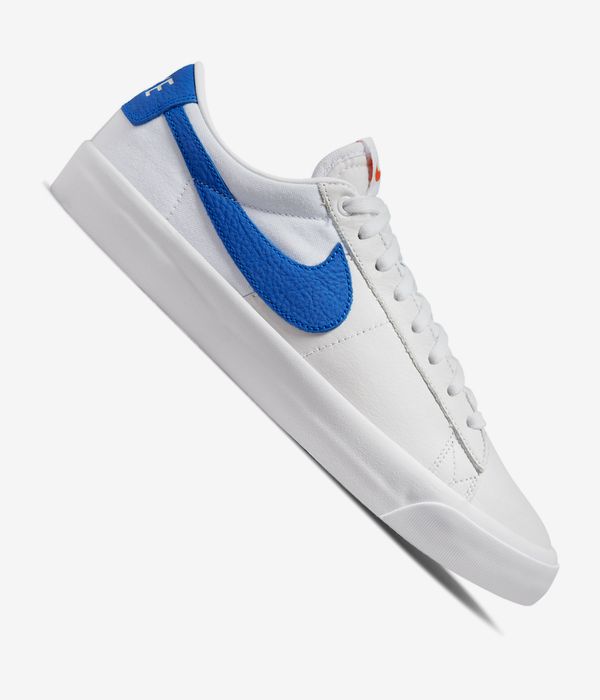 Compra online Nike SB Blazer Low Pro GT Iso (white varsity royal) | skatedeluxe