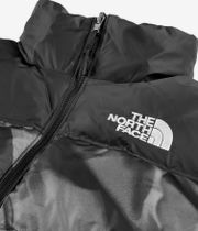The North Face 1996 Retro Nuptse Chaqueta (smoked pearl garment fold print)