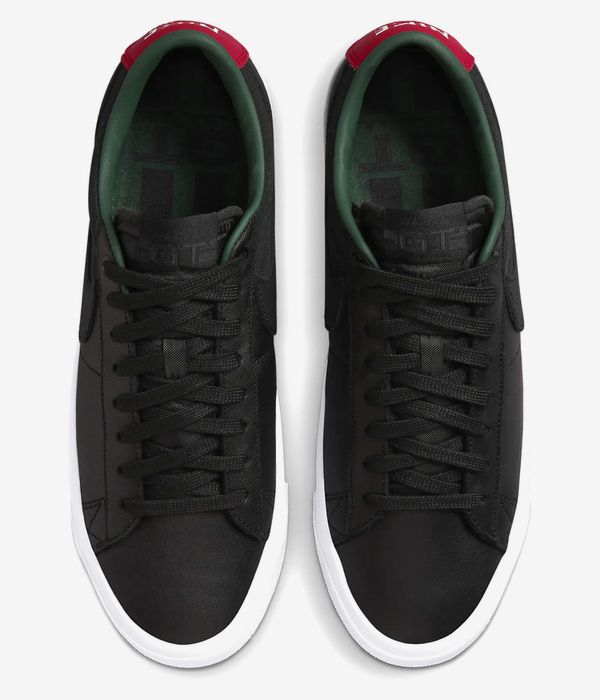 Nike SB Zoom Blazer Low Pro GT Premium Schoen (black black varsity red)