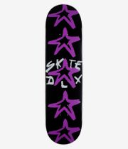 Planche de skateboard « Star Short 8" » de Skatedeluxe : vue complète du dessous montrant une face inférieure entièrement noire ornée d'étoiles magenta/rose répétées et des inscriptions « SKATE » et « DLX » peintes à la main en blanc ; image studio nette ; fond blanc