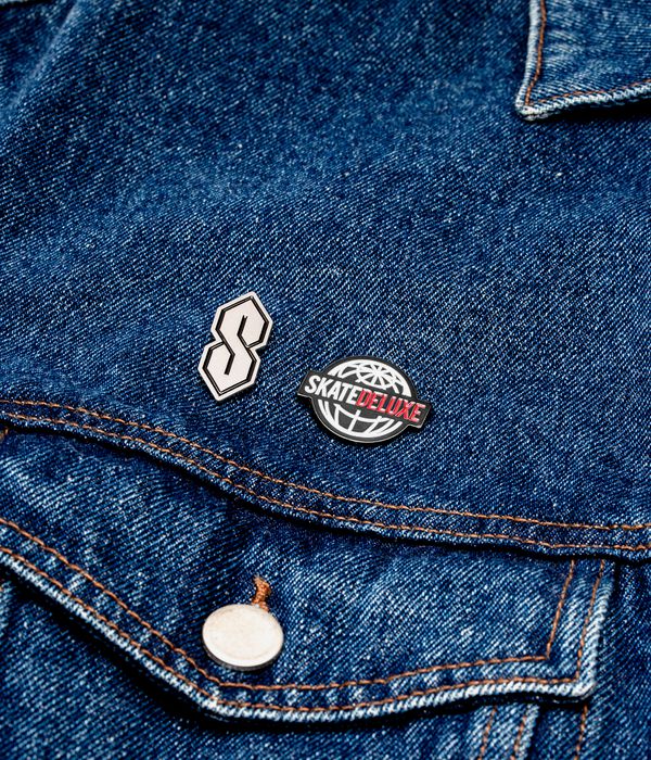 skatedeluxe World Pin (black)