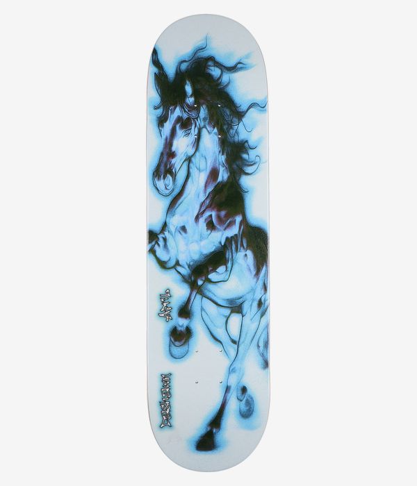 April Dashawn Jordan 8,38" Skateboard-Deck, Ansicht von unten: weißes Deck mit großem blau-schwarzem Pferdemotiv und stilisiertem „Dashawn“-Schriftzug; klares Studiofoto; weißer Hintergrund.