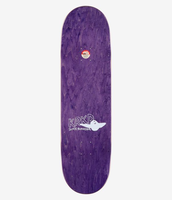 Krooked Kamo Wheel Wells 9"-Skateboard-Deck, Ansicht von oben; violett gebeiztes Deck in Holzoptik mit kleinem weißem KRKD-Logo und dem Schriftzug „Skate Boarding“ unten in der Mitte. Sauberes Studiofoto; weißer Hintergrund.