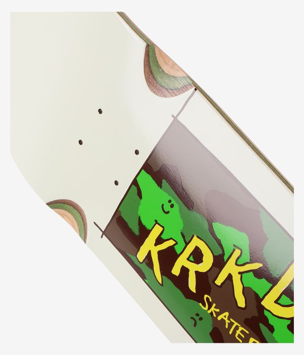 Nahaufnahme eines Ausschnitts des „Krooked Kamo Wheel Wells 8,5"“-Skateboard-Decks – cremefarbenes Deck mit einem grünen/braunen Camo-Einsatz in der Mitte, kleinen Smiley-Symbolen und einem großen gelben „Krooked“-Schriftzug; klare Studioaufnahme; weißer Hintergrund