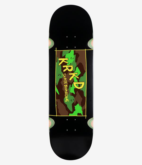 Krooked Kamo Wheel Wells 9" Skateboard-Deck, Ansicht von unten – komplett schwarzes Deck mit einem mittig angeordneten Panel im Cartoon-Stil in Grün-Braun-Camouflage-Optik, gelb umrandeten Schriftzügen „KROOKED“ und „SKATEBOARDING“ sowie sichtbaren cremefarbenen Akzenten an den Radkästen. Klares Studiobild; weißer Hintergrund