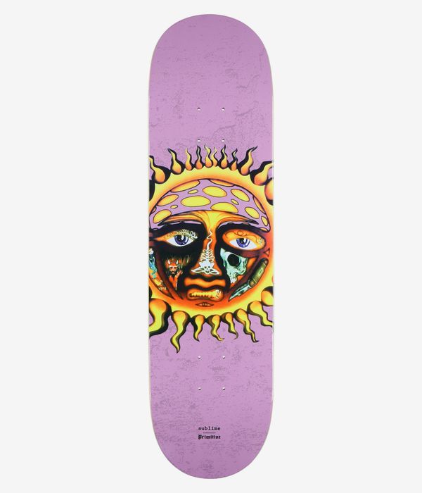 Primitive x Sublime Rise 8,5-Zoll-Skateboard-Deck, Ansicht von unten: hellrosa Deck mit großem, illustriertem, gelb-orangefarbenem Sonnenmotiv (Bandana, schädelartige Wange, kleine Gesichter) sowie den Schriftzügen „Sublime“ und „Primitive“. Klares Studiobild; weißer Hintergrund.