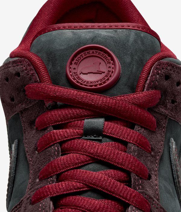 Nike SB x Riot Skateshop Dunk Low Pro Shoes (night maroon)