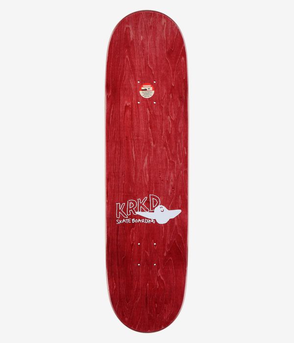 Krooked Kamo Wheel Wells 8,5"-Skateboard-Deck, Ansicht von oben: rot gebeizte Holzmaserung mit kleinem weißem KRKD-Logo und Maskottchen im unteren mittleren Bereich sowie einem runden Aufkleber im oberen Bereich. Sauberes Studiobild; weißer Hintergrund.