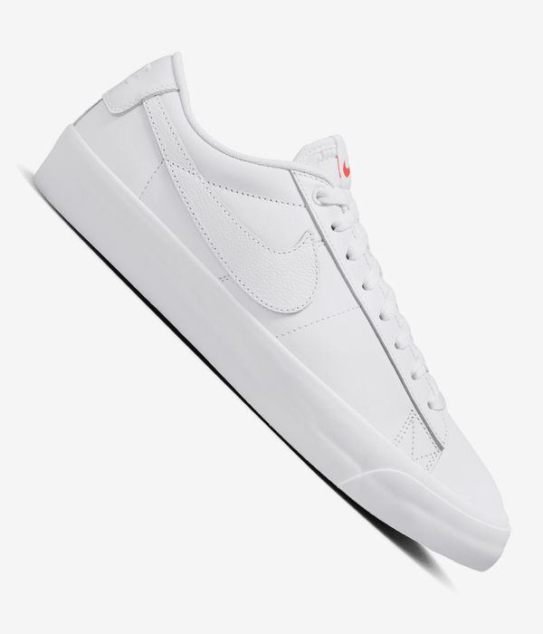 Nike SB Blazer Low Pro GT Iso Schuh (triple white)