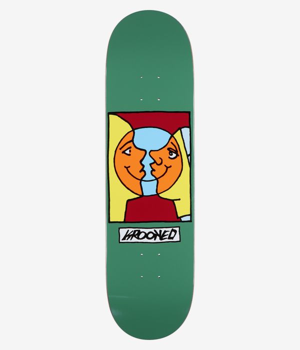 Krooked Moonsmile Easy Rider 8,38"-Skateboard-Deck, Ansicht von unten: einheitlich grünes Deck mit einer mittig angeordneten rechteckigen Cartoon-Grafik, die zwei orangefarbene, lächelnde Gesichter im Profil in einem hellblauen Kreis zeigt, mit gelbem Rahmen und rotem Hintergrund sowie einem weißen Kasten mit der schwarzen, handgeschriebenen Aufschrift „Krooked“. Klares Studiobild; weißer Hintergrund.