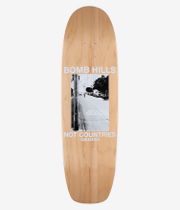 Planche de skateboard GX1000 Bomb Hills Cruiser 9 pouces, vue de dessous complète ; planche beige à motif bois avec, au centre, une photo en noir et blanc représentant une scène urbaine, ainsi que les inscriptions « BOMB HILLS » et « NOT COUNTRIES » en blanc ; image nette prise en studio ; fond blanc