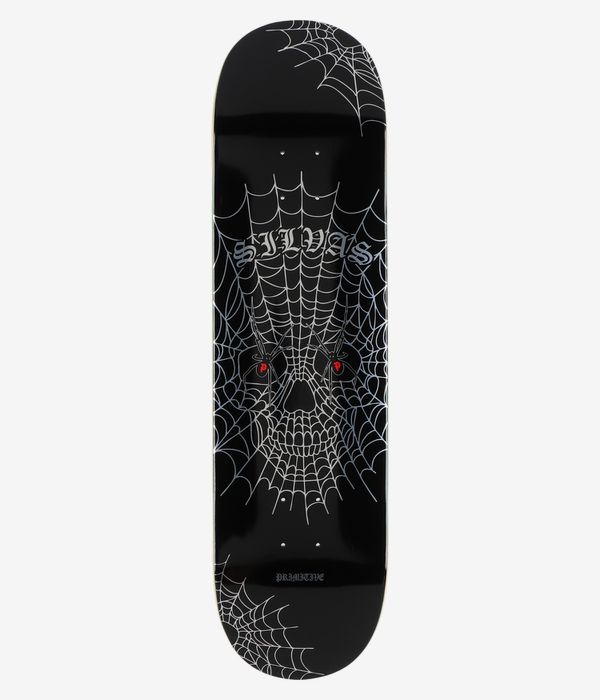 Primitive Silvas Attic 8,25"-Skateboard-Deck, Ansicht von unten – schwarzes Deck mit zentriertem, weißem Totenkopf-Motiv im Spinnennetz-Design, kleine rote Augenakzente; gut lesbare Schriftzüge „Primitive“ und „Silvas“. Klares Studiofoto; weißer Hintergrund.