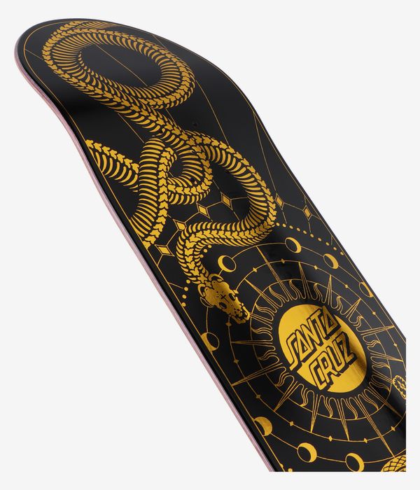 Gros plan sur la planche de skateboard Santa Cruz McCoy Snakes VX Deck 8,25 pouces : planche noire ornée d'un serpent enroulé illustré en doré vif et d'un emblème central représentant un soleil dans lequel figure l'inscription « Santa Cruz ». Image studio épurée ; fond blanc.