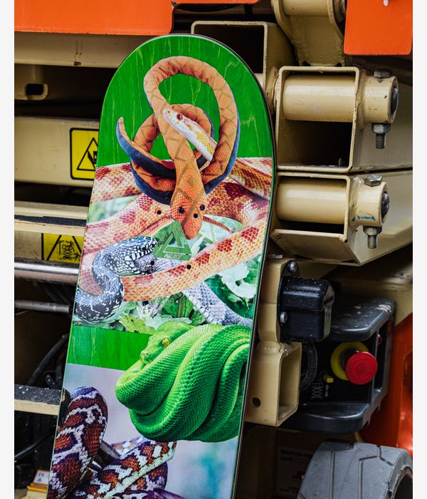 Planche de skateboard PALACE Rory Pro S43 8,06 pouces, ornée d'un graphisme audacieux représentant un serpent : un serpent vert enroulé occupant le centre de la planche, un serpent des champs rouge et orange au-dessus, un serpent tacheté noir et blanc qui se superpose, et le logo Palace bien visible — image lifestyle.