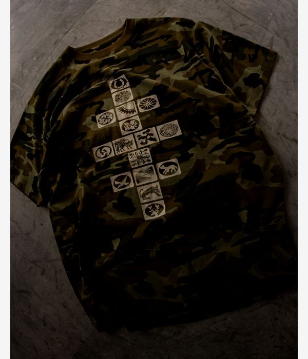 Passport Kollaasi T-Shirt (woodland camo)