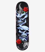 „Primitive Rodriguez Comedy“ 8,25-Zoll-Skateboard-Deck, Ansicht von unten: komplett schwarze Deckunterseite mit großen, blau schimmernden, übereinander angeordneten Totenköpfen, roten Rosen mit grünen Blättern, weißen Rauchakzenten und dem vertikalen Schriftzug „RODRIGUEZ“. Klares Studiobild; weißer Hintergrund.