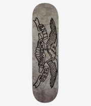 Planche de skateboard « Anti Hero Treasure Island Eagle » 8,25 pouces, vue de dessous complète — face inférieure gris patiné avec un graphisme audacieux représentant un aigle noir inspiré des tatouages et une banderole ondulée portant l’inscription « Antihero ». Image studio nette ; fond blanc.